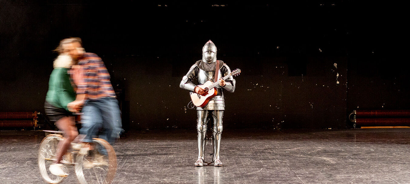 La Vie de ma mère | Cirque | La Vie de ma mère - Olivier Debelhoir – Cie D’un Ours | à partir de 8 ans | Coproduction Théâtre Molière → Sète, scène nationale archipel de Thau | Olivier Debelhoir – C<sup>ie</sup> D’un Ours
