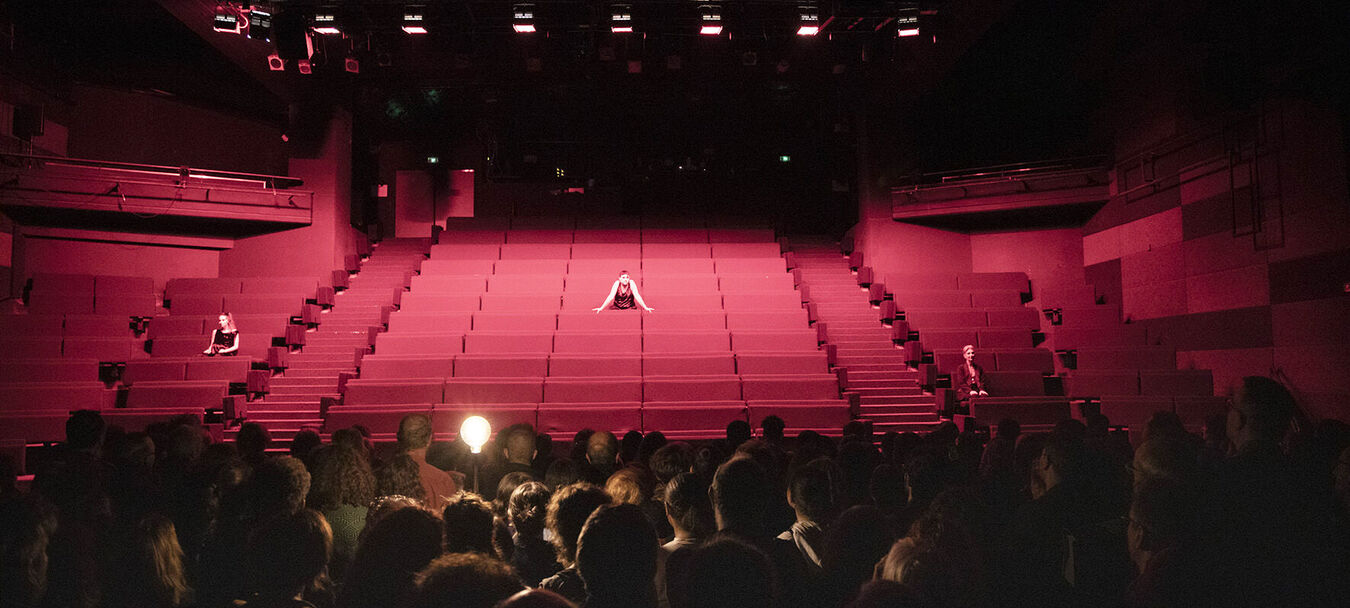Vous êtes ici | Théâtre | Vous êtes ici - Édith Amsellem – Cie Erd’o | Édith Amsellem – C<sup>ie</sup> Erd’o